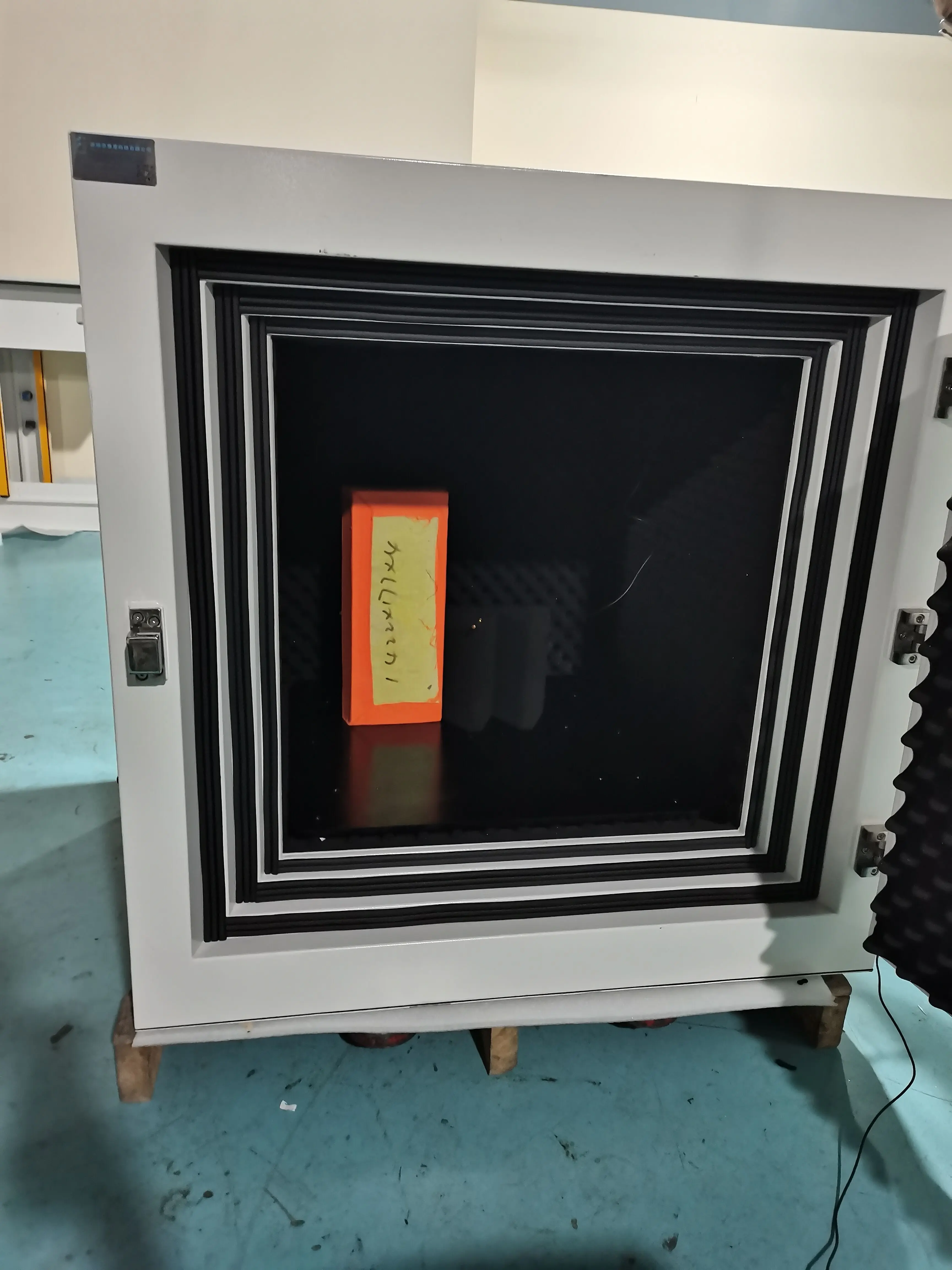 Manual sound box/acoustic chamber